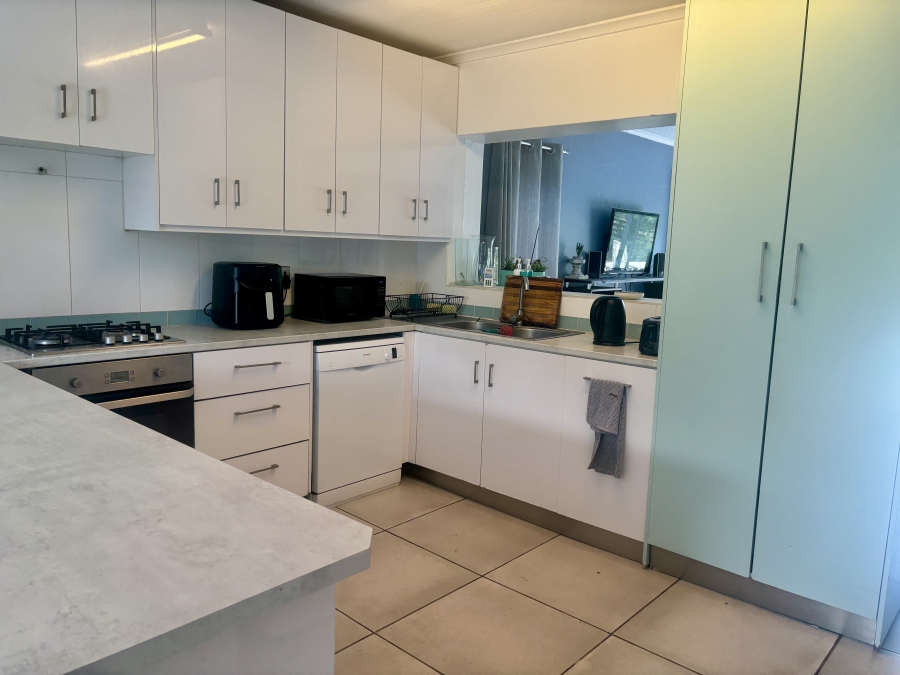 4 Bedroom Property for Sale in Sandbaai Western Cape